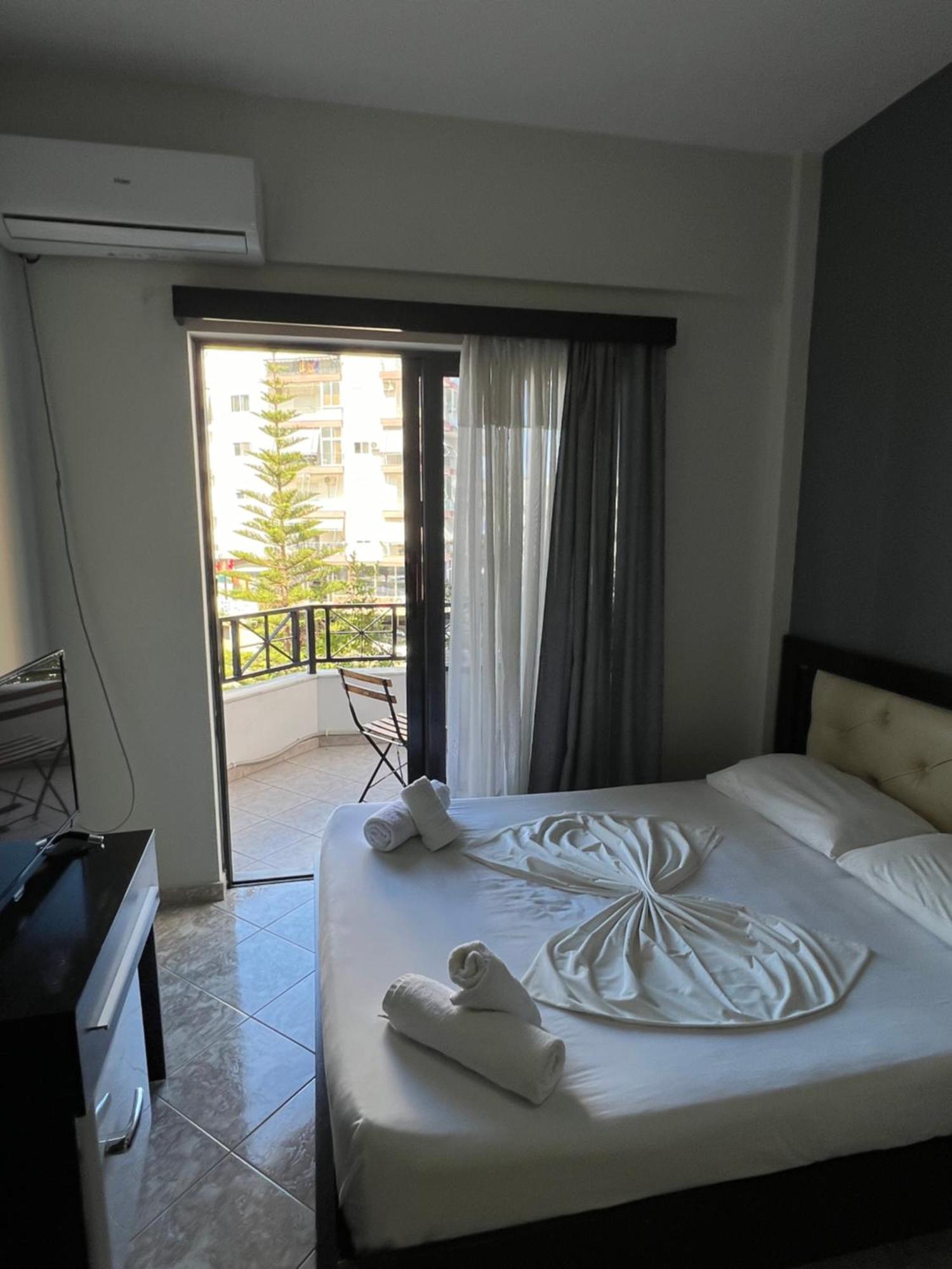 Privé City Hotel Sarandë Esterno foto