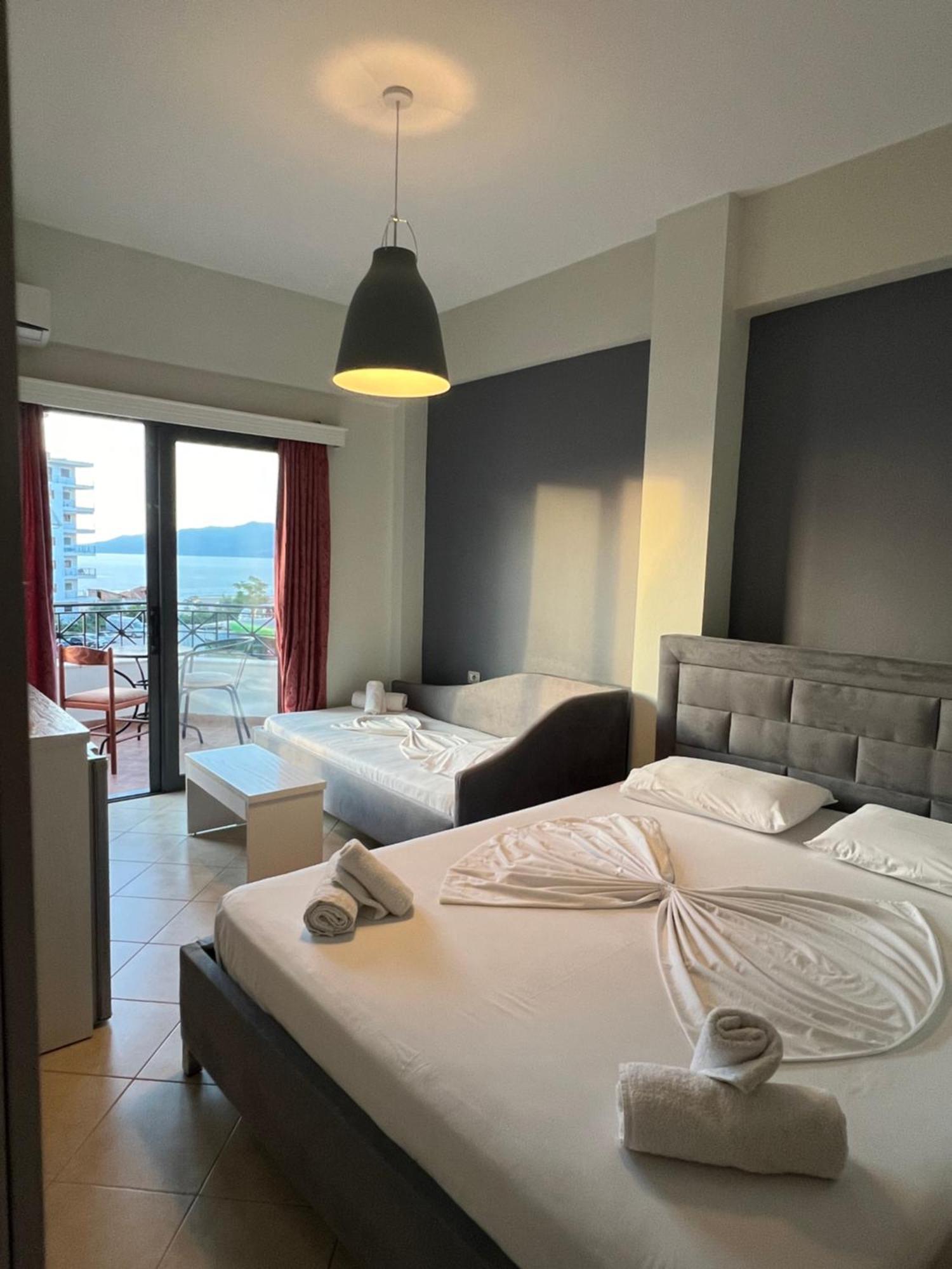 Privé City Hotel Sarandë Esterno foto