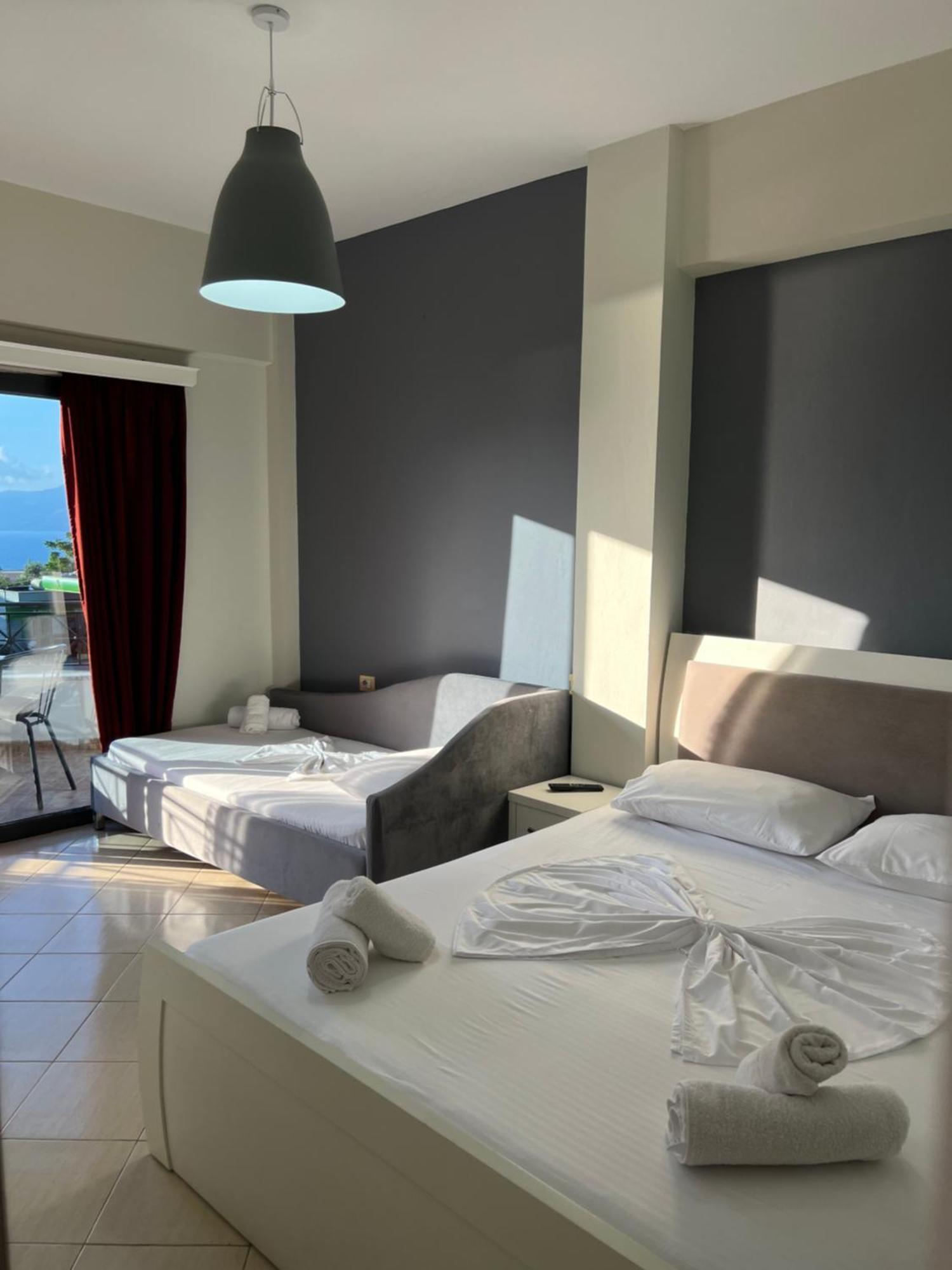 Privé City Hotel Sarandë Esterno foto